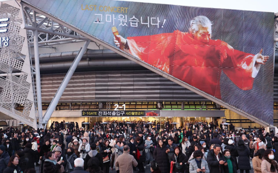 Singer Na Hoon-a criticizes politicians during farewell concert
