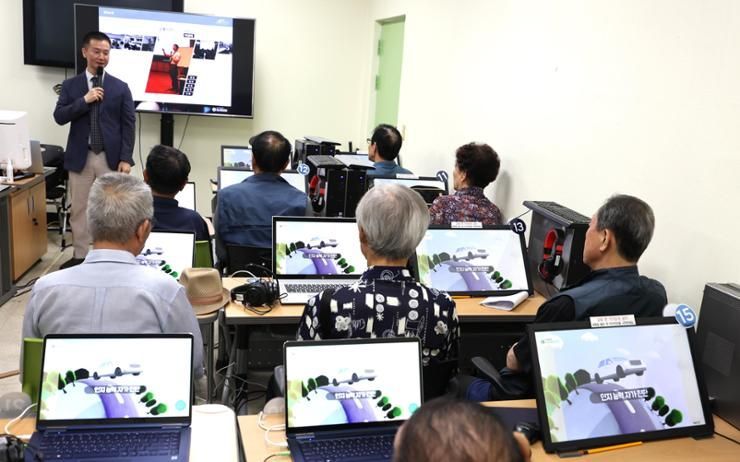 Gov't to strengthen driving ability assessment for elderly transport workers