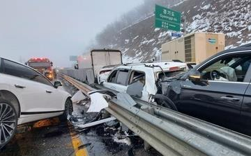 1 dead in 14-car pileup on icy highway in Anseong