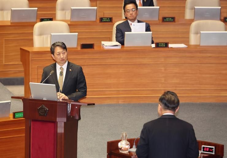 Korea to continue gas field exploration in East Sea: industry minister