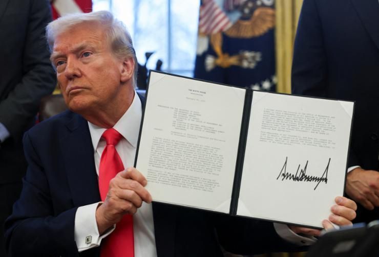 Trump gov't will end EB-5 investor visa, replace with 'Gold Card' valued at $5 mil.: commerce secretary