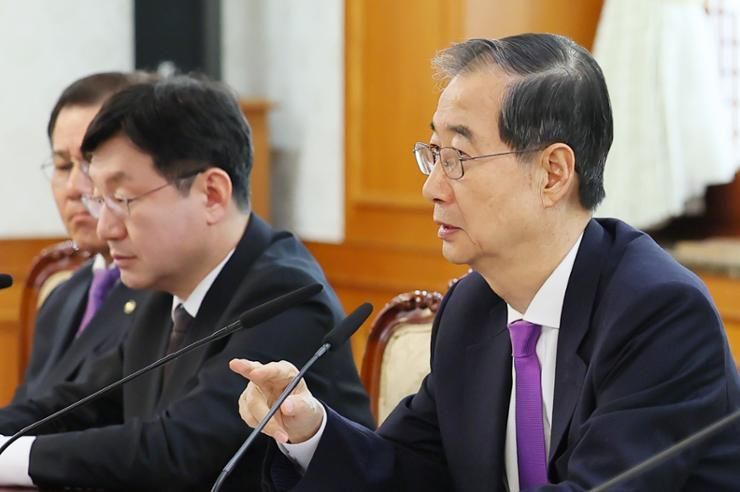 Acting president calls for protecting people's safety, national interest amid trade war