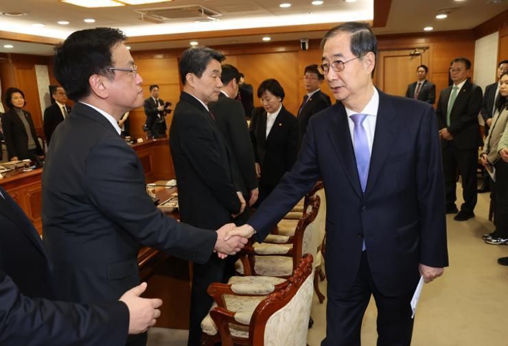 How did Prime Minister Han Duck-soo get reinstated?