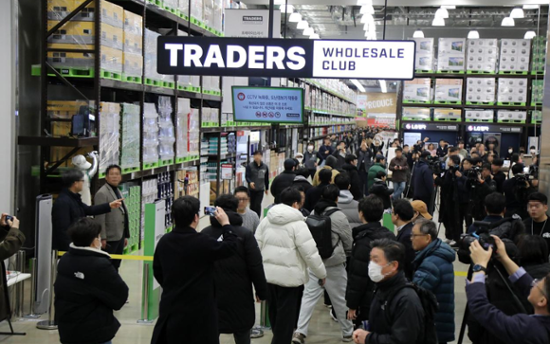 Warehouse stores gain popularity as supermarkets lose consumers
