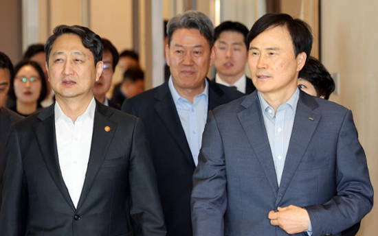 Korea refrains from taking immediate steps against Trump's metal tariffs