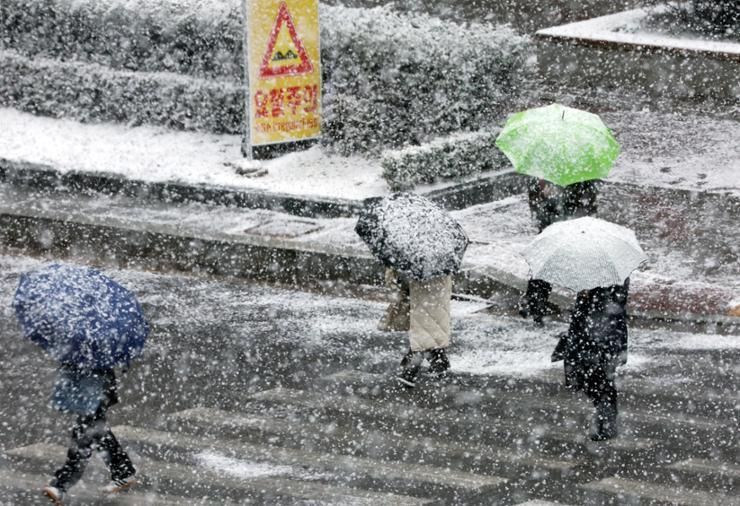 Unseasonal snow disrupts commuters, flights across Korea