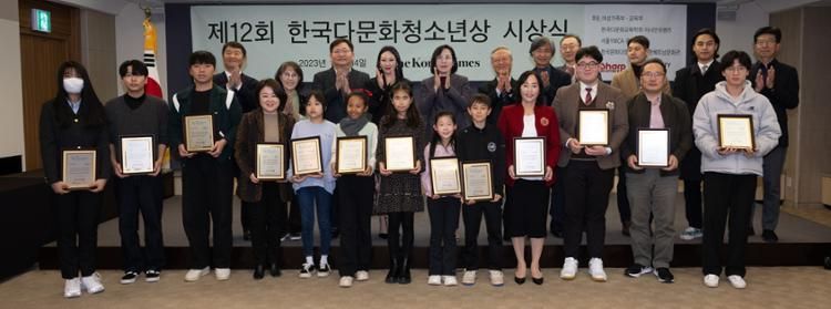 12 students honored in Multicultural Youth Awards - Vimarsana News