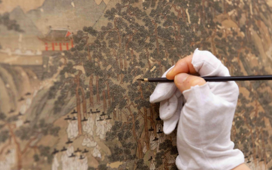 Hole-ridden folding screen, bridal robe regain their splendor after restoration
