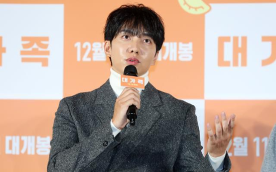 Singer Lee Seung-gi distances himself from father-in-law's stock manipulation scandal