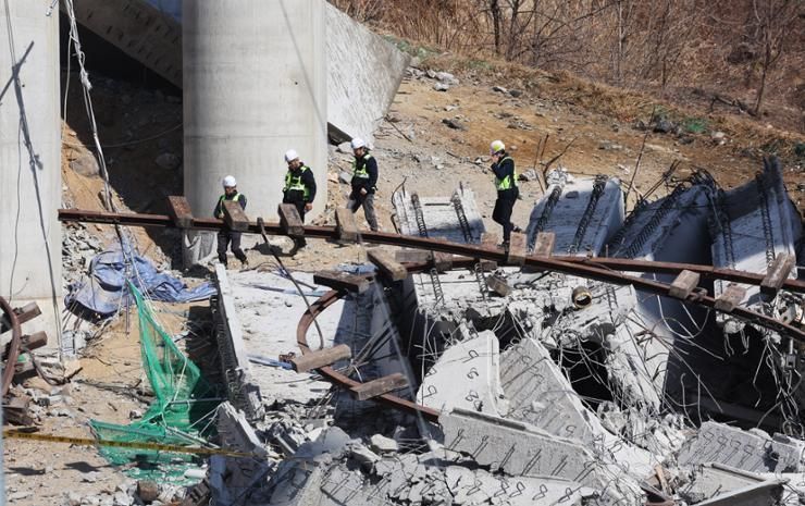 Police, labor ministry raid Hyundai Engineering over fatal highway construction site accident