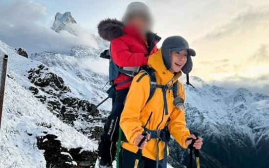 Actor Lee Si-young climbs Mardi Himal in Himalayas with 6-year-old son