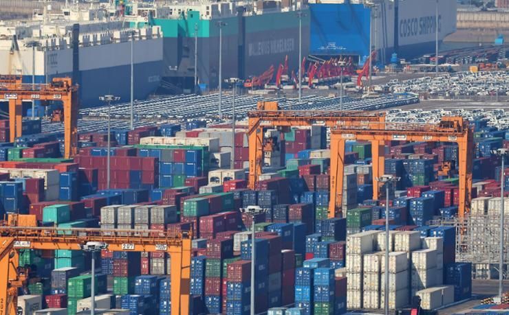 Exports jump 16% in Feb. 1-20 period on strong chip, auto demand