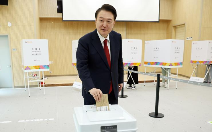 Korean President Yoon Suk Yeol casts early vote in parliamentary elections - Vimarsana News