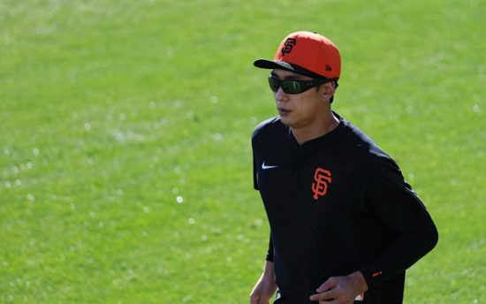 Giants' Lee Jung-hoo extends spring training on-base streak to 10 games