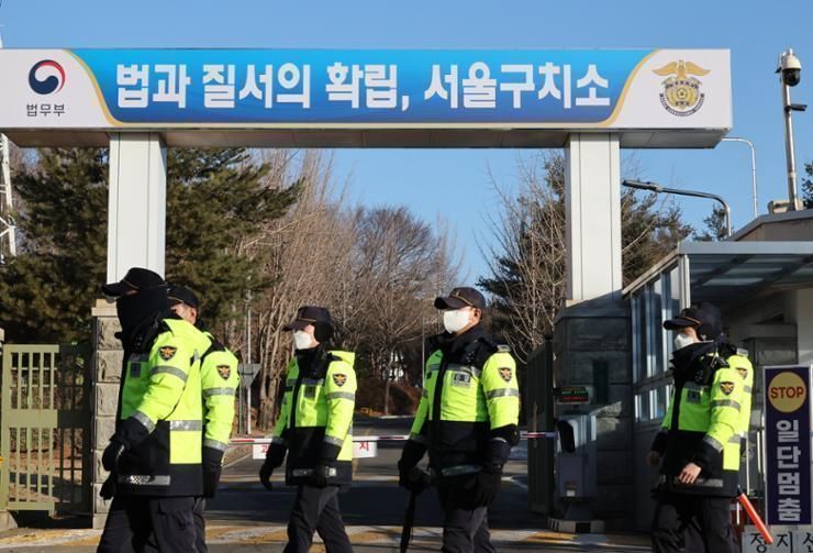 Yoon's aides considering visiting Yoon after Lunar New Year holiday: official