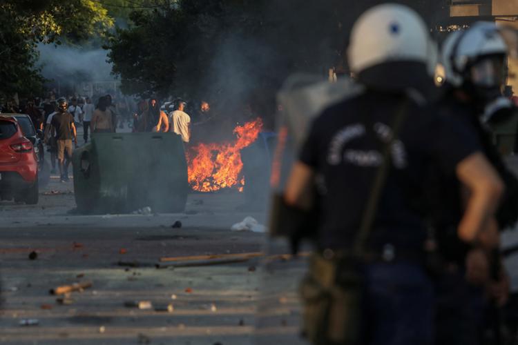 Greek riot policeman hurt in hooligan clash dies - Vimarsana News