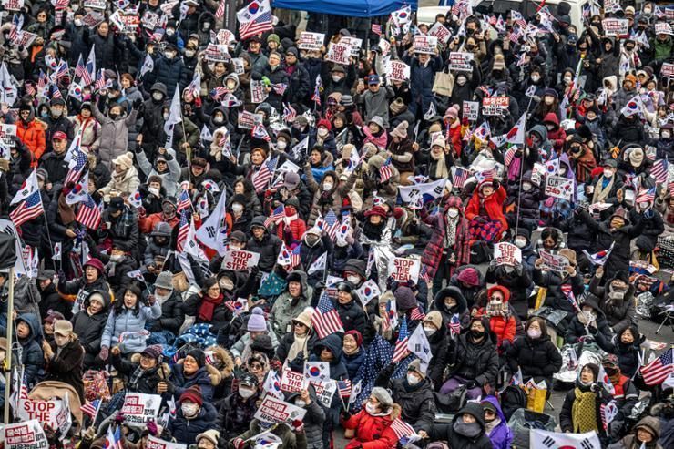 Ideological rift widens in Korea over martial law fiasco