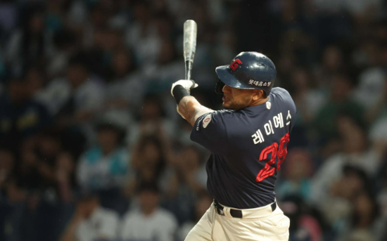 Giants re-sign outfielder Reyes after record-breaking season