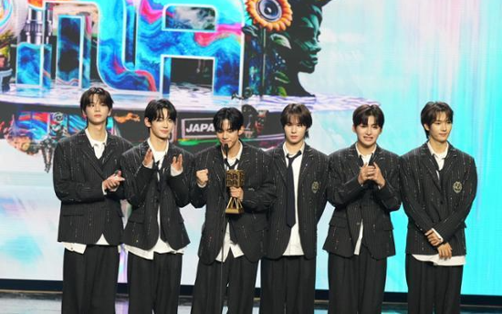 TWS wins 2 awards, ILLIT moved to tears at MAMA Awards in US