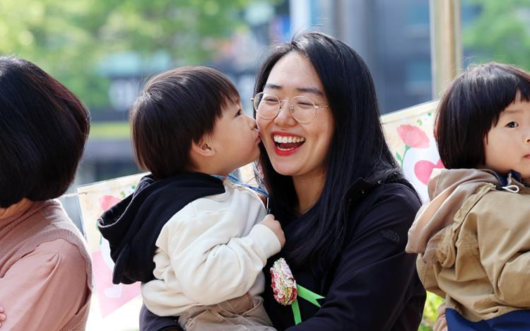 Number of workers taking parental leave rises by most in more than decade in 2022 - Vimarsana News