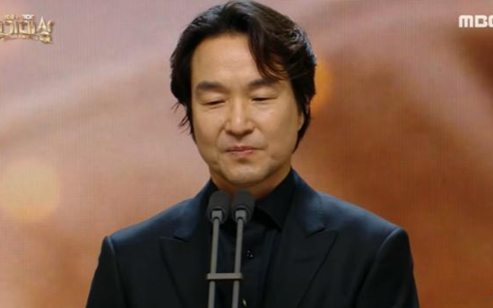 'Doubt' actor Han Suk-kyu honors Jeju Air crash victims in awards speech