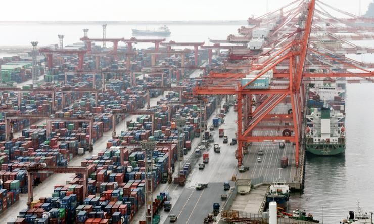 Korea's exports grow for 14th month in Nov. on record shipments of chips