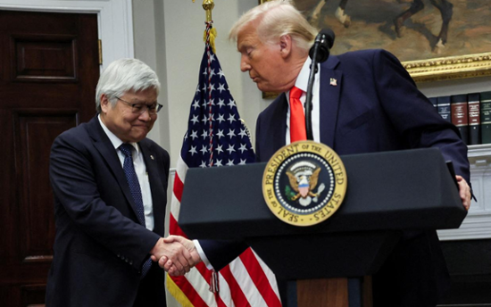 TSMC's $100 bil. US investment plan weighs on Samsung, SK