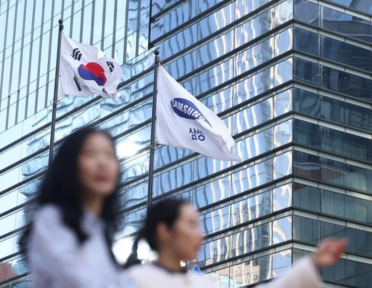 Politicians, lobby groups challenge 52-hour workweek as Samsung struggles