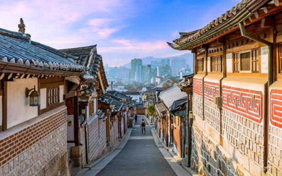 Foreign tourists avoid Bukchon Hanok Village amid impeachment trial