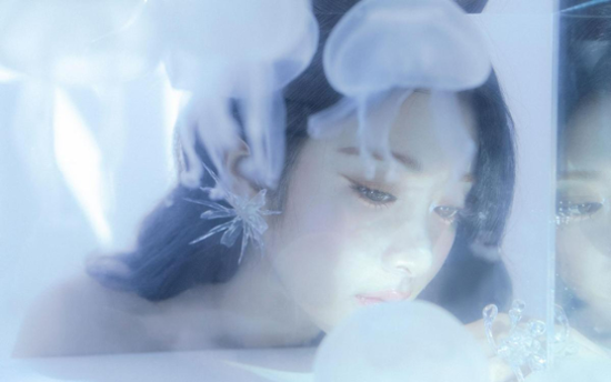 Le Sserafim's Huh Yun-jin delivers comforting message with 'Jellyfish'