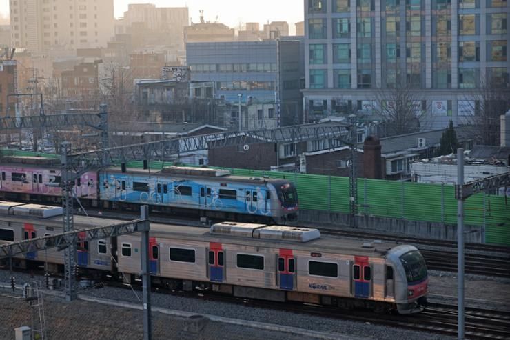Rival parties' pledges to bury railways underground criticized for being unrealistic, populist - Vimarsana News
