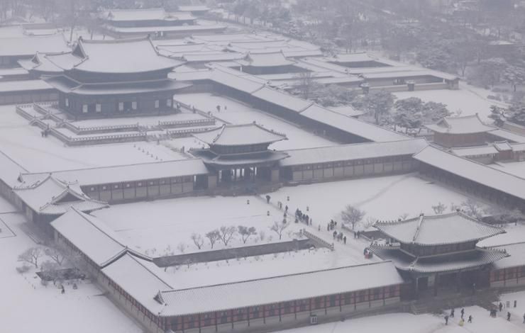 Heavy snow blankets Korea's wider Seoul, eastern region; alert issued