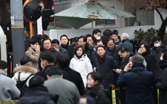 Ruling party lawmakers gather at presidential residence to protest against warrant to detain Yoon