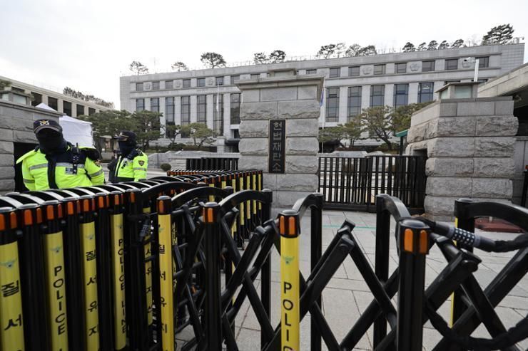 Controversy grows after opposition bloc withdraws insurrection charges from Yoon's impeachment trial
