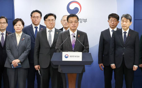Finance minister vows 'bold, swift steps' against any market volatility amid political chaos