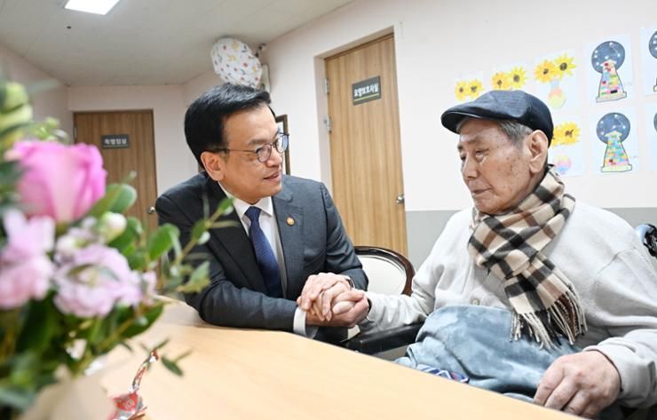 Acting President Choi honors 102-year-old independence fighter at veterans' nursing home