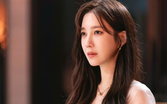 Lee Ji-ah apologizes for grandfather's pro-Japanese past, says she cut ties with parents