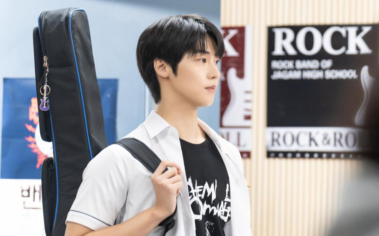[INTERVIEW] 'Lovely Runner' actor Lee Seung-hyub reflects on familiar idol role - Vimarsana News