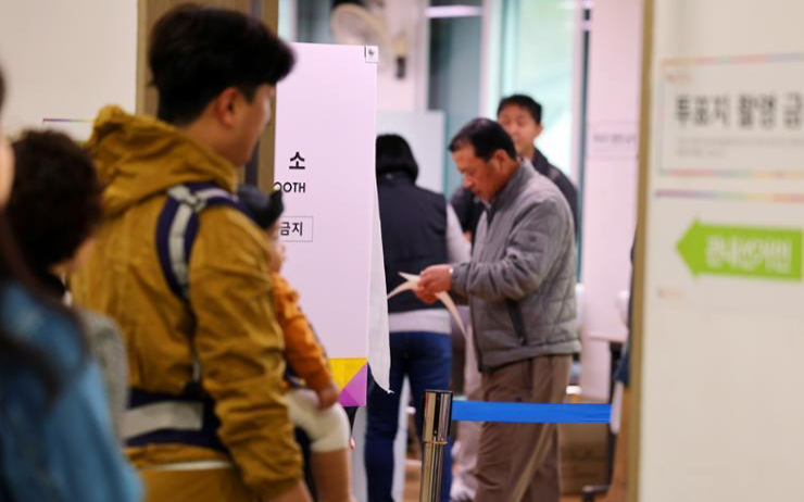 1 in 5 voters in Korea cast ballots as 2nd day of early voting gets under way - Vimarsana News