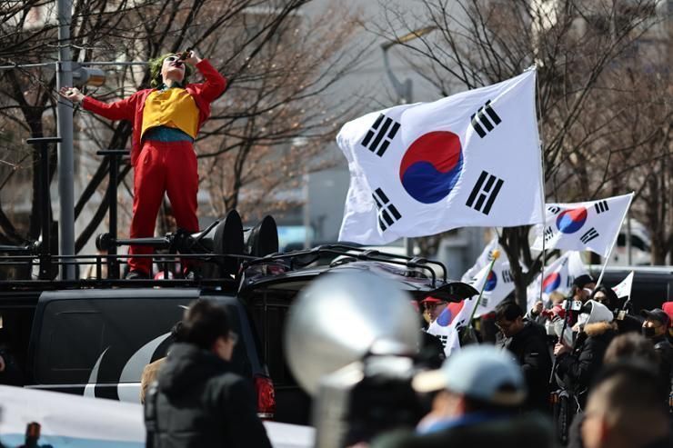 Korea's political YouTubers earn massive profit out of impeachment crises