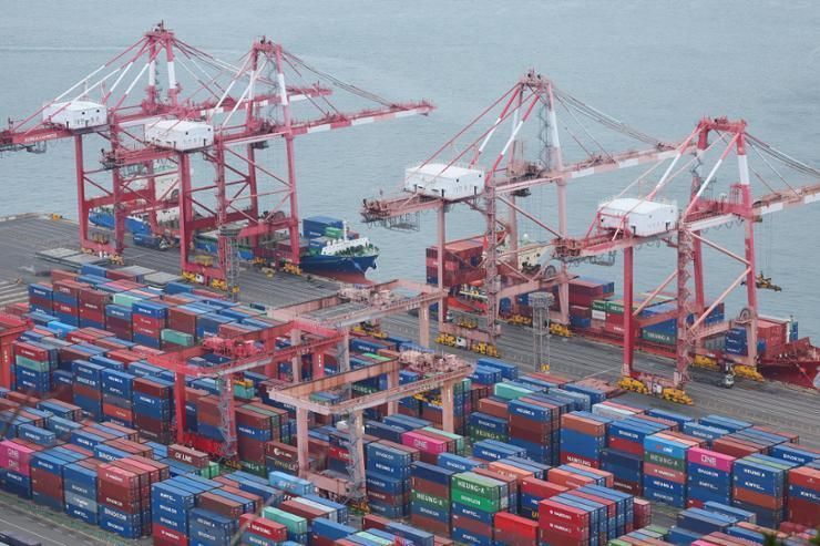 Korea's manufacturing output posts biggest drop in 18 months in January: data