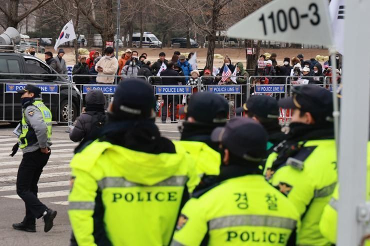 Civic groups continue rallies for, against Yoon on 2nd day of his detention
