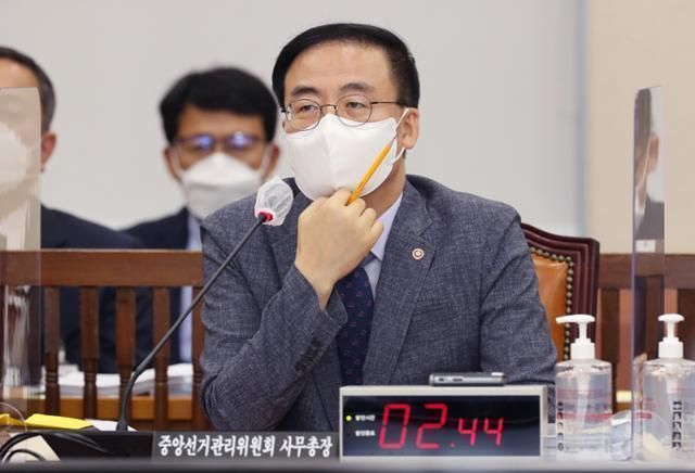 Ruling party baffled by former election watchdog chief's link to PPP