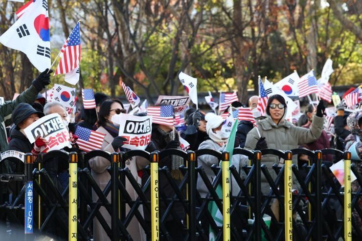 Yoon's supporters spread conspiracy theories before impeachment vote