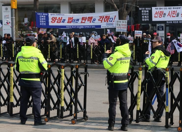 Police could ban release of firearms on day of Yoon's impeachment ruling