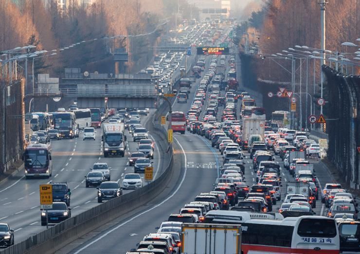 Traffic building up on highways on 1st day of extended Lunar New Year holiday