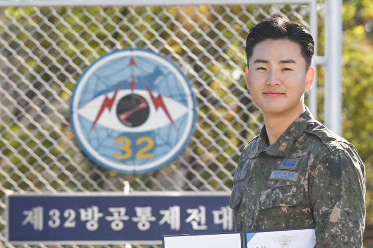 Air Force awards 2 warrant officers as top air defense weapons controllers - Vimarsana News