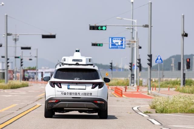 Gov't to allow trial-based autonomous highway freight transport, expand self-driving test zones