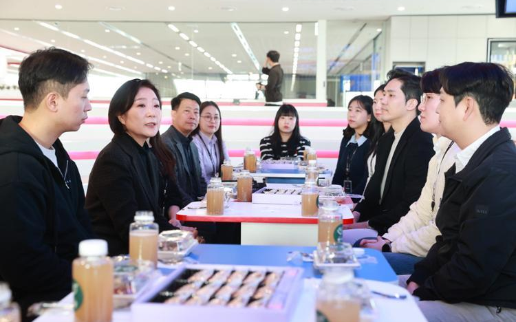 SMEs rush to seek globalization under diplomat-turned-minister's leadership - Vimarsana News