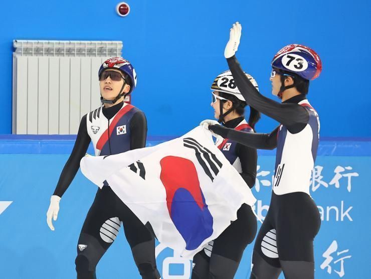 South Korea captures gold in short track mixed relay at Winter Asiad